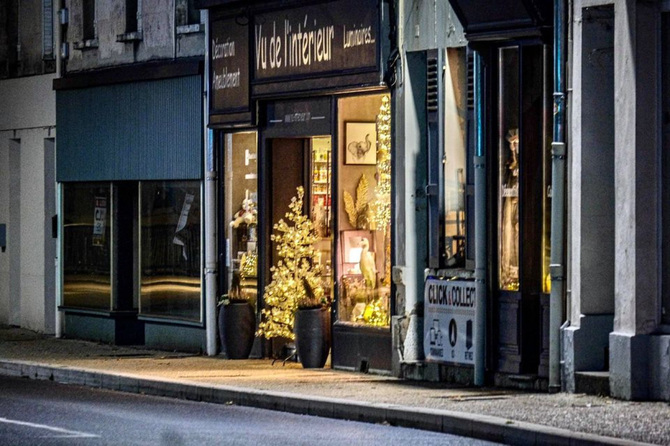 (c) : Ville de Bar-le-Duc. Pendant les dimanches de décembre, les commerces sont autorisés à ouvrir dans tout le département.