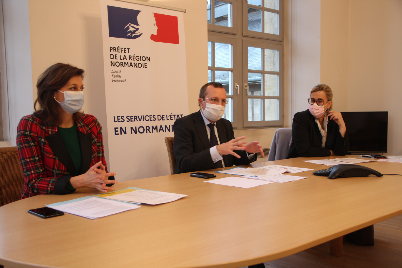 ©Aletheia Press / B.Delabre Pierre-André Durand, préfet de Normandie, entouré des vice-présidentes de la Région, Sophie Gaugain (à g.) et Marie-Agnès Poussier-Winsbach (àdr.).