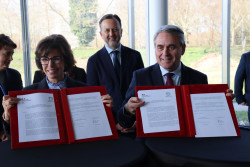 La ministre de la Culture Rachida Dati au Louvre Lens accompagnée du président de Région Xavier Bertrand, ce 27 mars. © Aletheia Press / E.Chombart