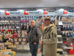 Ozgür Kirbiyik a fait visiter son magasin à Franck Pia. © Aletheia Press / DLP