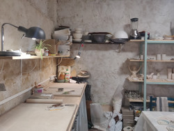  En plus de ses créations, Emilie Devillers dispense des cours dans son atelier de Grivesnes. © Aletheia Press / DLP