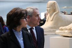 La ministre de la Culture Rachida Dati au Louvre Lens accompagnée du président de Région Xavier Bertrand, ce 27 mars. © Aletheia Press / E.Chombart