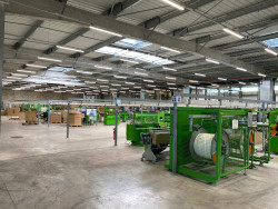 Depuis son déménagement à Demigny en 2019, Nextis bénéficie de locaux spacieux pour développer son expertise en injection, extrusion et soufflage plastique. © Nextis