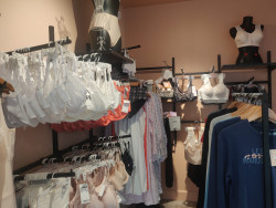 La boutique est l&#039;un des rares commerces indépendants du territoire à proposer de la lingerie. © Aletheia Press / D. La Phung
