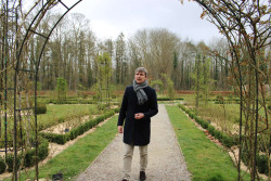  Alexis de Kermel, administrateur général du Domaine de Chaalis devant la roseraie du domaine. © Virginie Kubatko