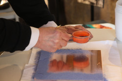 Première étape : couvrir la plaque de cuivre avec les émaux colorés. Ceux-ci seront vitrifiés après un passage au four à haute température. © Aletheia Press / B.Delabre