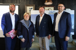 De g. à dr. Mathieu Wohrmann, futur directeur de l’hôtel, Natacha Bouchart, maire de Calais, Nicolas Van Oost, président d’Archipelago et Ludovic Mouly, directeur général d’Aire Nouvelle, filiale d’Equans. ©Aletheia Press / E.Chombart