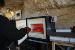 Les œuvres d&#039;Anne de la Forge peuvent nécessiter plus de 20 couches et 20 passages au four. © Aletheia Press / B.Delabre