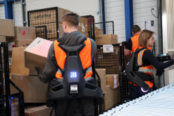Maersk propose à ses collaborateurs des exosquelettes. ©Aletheia Press / E.Chombart