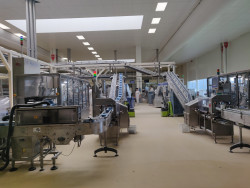 L’usine compte une zone d’ensachage, de palettisation et un magasin de stockage. © Aletheia Press / DLP