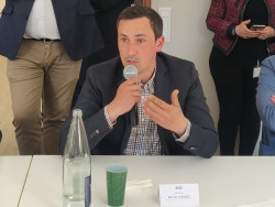 L’agriculteur Benoît Guilbert a fait part de ses interrogations à la ministre et au secrétaire général. © Aletheia Press / DLP