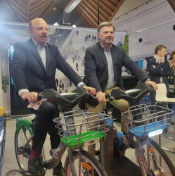 Alain Gest et Hubert de Jenlis testent les nouveaux Vélam lors du salon Business Expo. © Aletheia Press / DLP)