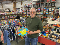 Laurent Lamarche, directeur du comité des amis d’Emmaüs de Beauvais, dans le rayon enfants. 