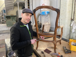  Gaëtan Toigo travail au détail cette chaise du XVIIIème siècle. 