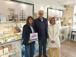 Karine Demu, gérante du commerce Un monde perles.