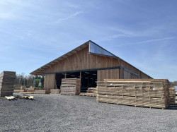 La scierie a pris place sur la route de Brancourt à Anizy.