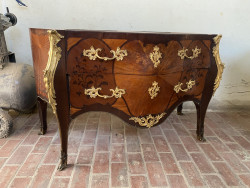 Cette copie de commode Louis XV va se refaire une beauté. 