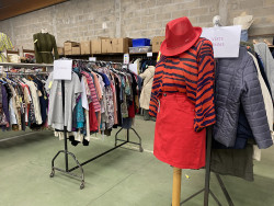 Le rayon femme propose notamment des vêtements et accessoires. 