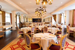 Le restaurant gastronomique propose un décor aux inspirations classiques. (c) Eloïse Le Névanic