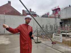 Antoine Grillon, directeur et programmateur de la Lune, lors de la visite du chantier, ce 25 mai. © Aletheia Press / DLP