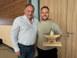 À droite, Yannis Bleuze, élu entrepreneur le plus inspirant par étudiants, a reçu le trophée de la part de Stéphane Quiles, à la tête de l&#039;entreprise Laune et vainqueur en 2023. ©V.K
