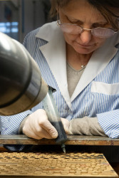 Le savoir-faire des employés dans la fabrication et le traitement de surface des boutons. © Cyrille Struy