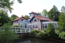 Le Pavillon bleu, patrimoine amiénois construit en 1875, a été restauré et fait partie intégrante du parc zoologique comme restaurant.