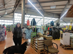 Le côté jardinerie du magasin de Ham, avec les secteurs vêtements, chaussures, cadeaux, fleurs...