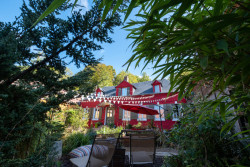 Au2, un ancien corps de ferme transformé en maison d’hôtes, un lieu unique pensé comme un décor vivant, par deux artistes passionnés. © Au2