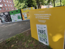Des containers de tri sont installés aux cinq entrées du parc. © Aletheia Press / DLP