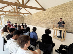L&#039;ébéniste Dorian Bône a raconté son métier et proposé des démonstrations aux collégiens.