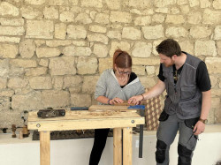 Les élèves ont pu s&#039;essayer à arrondir une planche de bois.
