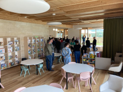 Labellisée Passivhaus, la maison de pays associe de la pierre extraite localement au bois pour une ambiance chaleureuse. © Aletheia Press / M.Railane
