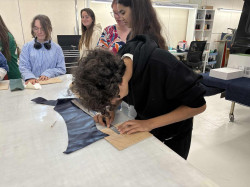 Ces derniers ont gainé leur support en bois avec du cuir afin de reproduire le logo de leur collège.