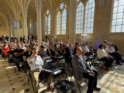 Les adhérent réunis à l&#039;abbaye Saint-Jean-des-Vignes.
