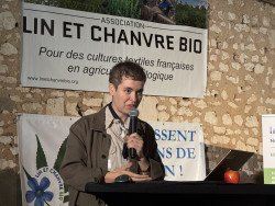 Julia Faure, chef d&#039;entreprise et créatrice de mode, appelle à produire sur la base du lin et du chanvre bio. © Aletheia Press / D.Boulogne
