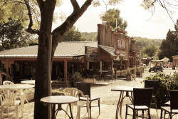  Le saloon en bois, pièce maîtresse de l’accueil, invite à la détente dans un décor inspiré des pionniers d’Amérique. © Les étangs du moulin