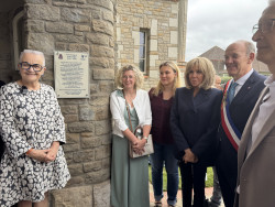 Une plaque en mémoire du sauveur du beffroi en 1944 a été dévoilée en présence de la famille. © Aletheia Press / Daniel Boulogne
