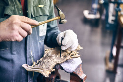Dans l’atelier historique de la Maison Ercuis, 35 artisans utilisent des savoir-faire rares transmis de génération en génération. © Maison Ercuis 