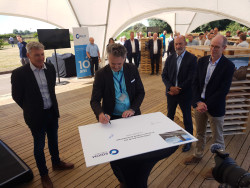 Industriels, représentants du Grand port maritime de Dunkerque et membres d&#039;Eqiom ont profité de l&#039;événement pour sceller leur partenariat économique. © Aletheia Press / ArnaudStoerkler