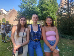 Elodie, Kimie et Aurélie ont toutes obtenu leurs bacs cette année. © Aletheia Press / D. La Phung