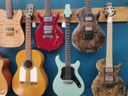En plus du showroom à l’étage, le luthier a installé son atelier en sous-sol © Aletheia Press / DLP