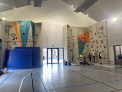 Dans la halle sportive.