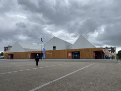 Le parvis de l’Europe, rappelle que Simone Veil a été la première présidente du parlement européen, derrière l’Espace Simone Veil se développe sur 2 000 m2.