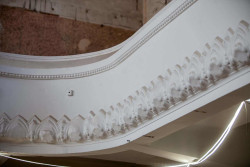 La dépose du faux plafond a révélé une ceinture de balcons. (c) CD 02