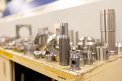 BHP et AMS fabriquent de la tuyauterie industrielle et usinent des pièces en inox et en laiton. (c) Marie-Line Waroude
