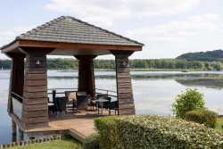 Le lac, l'atout charme de l'hôtel. (c) Marie-Line Waroude
