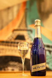 La bouteille bleue est emblématique de la maison Météyer. (c) Marie-Line Waroude