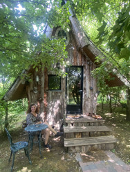 Caroline Douzery devant la cabane des fées.