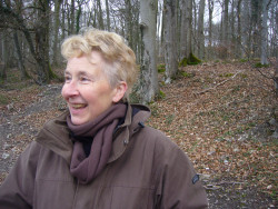 Laure Hache arpente les chemins et villages de l’Oise pour faire connaître la nature et le patrimoine local. © Les fleurs en liberté